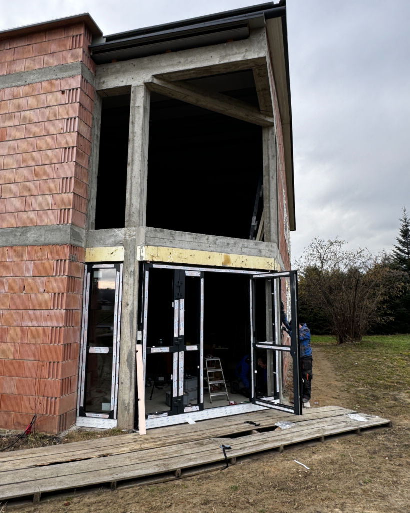 montaż okien w budynku usługowym dębica