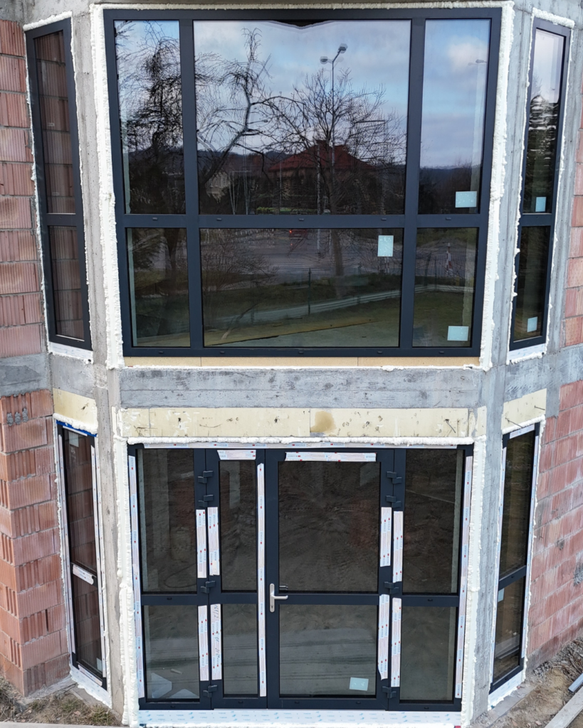 montaż okien w budynku usługowym