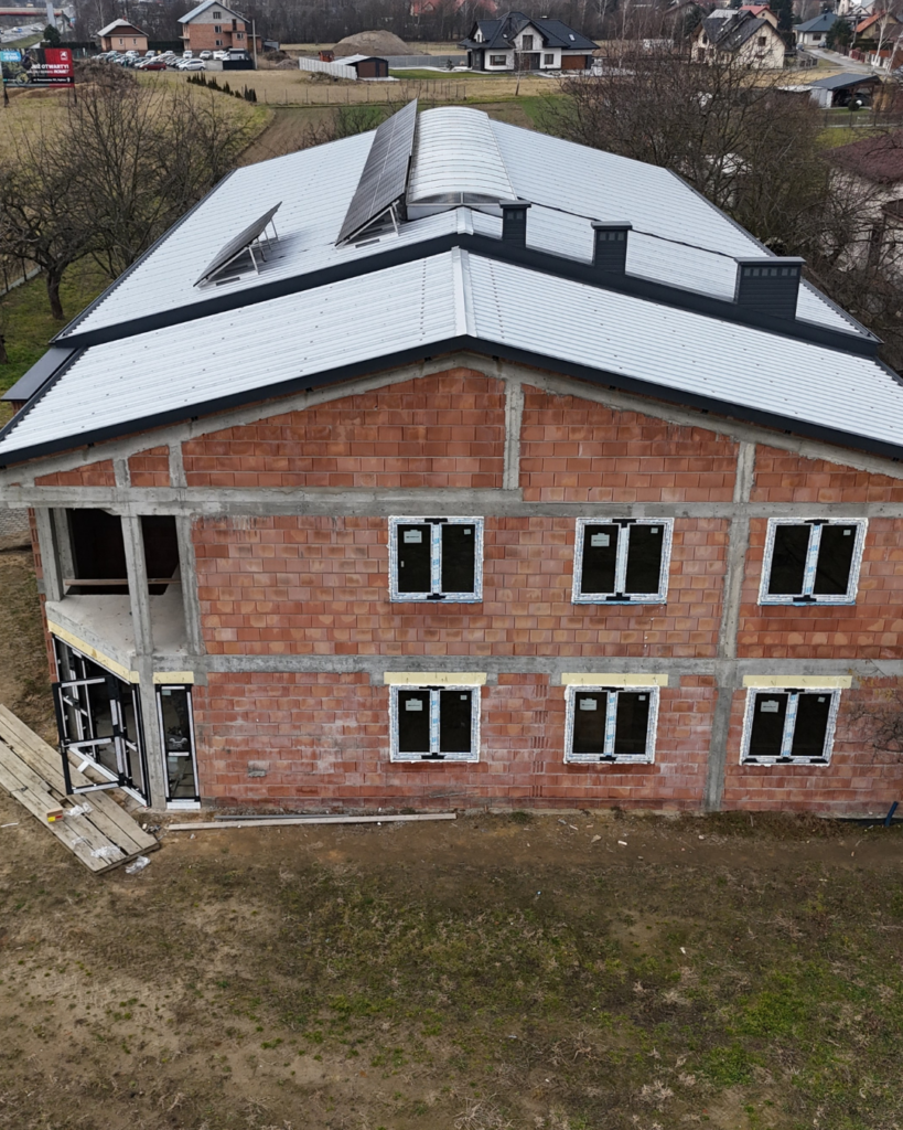 montaż okien aluminiowych w budynku usługowym