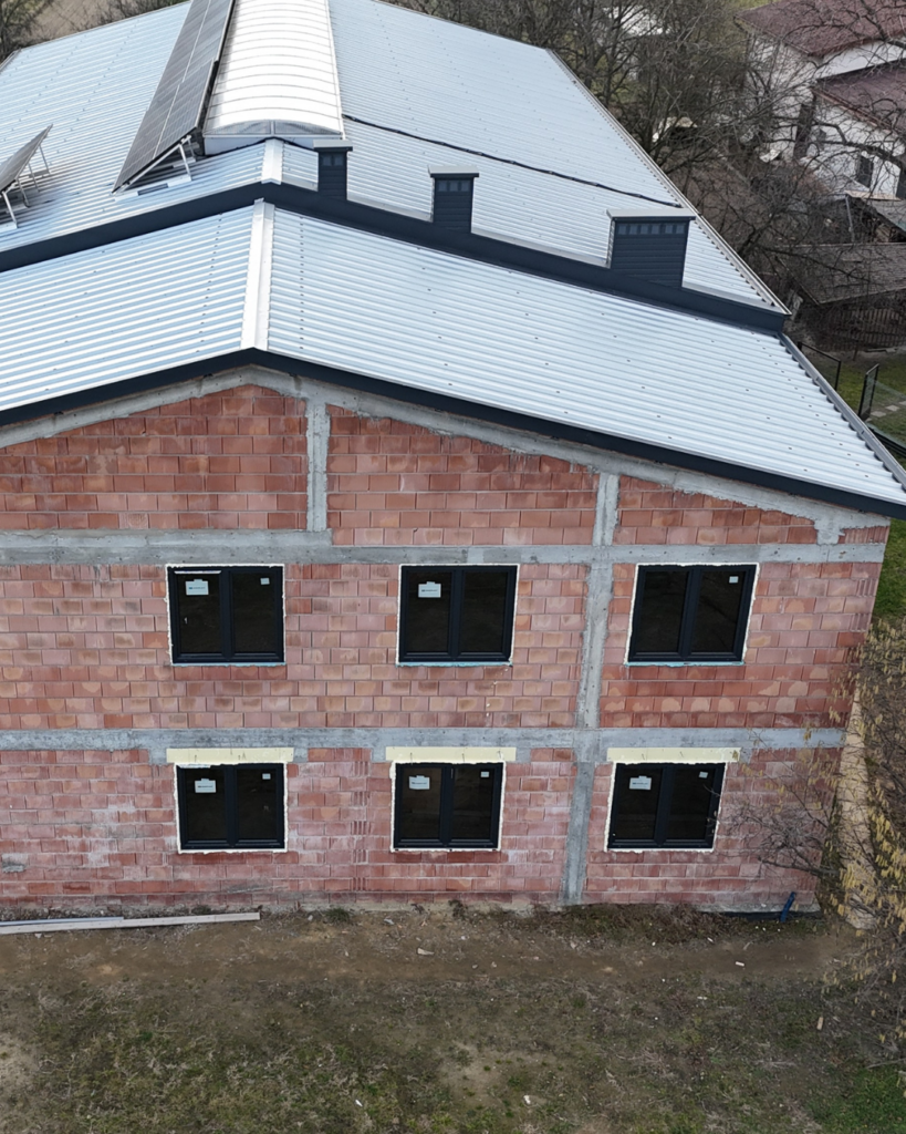 montaż okien z pcv w budynku usługowym