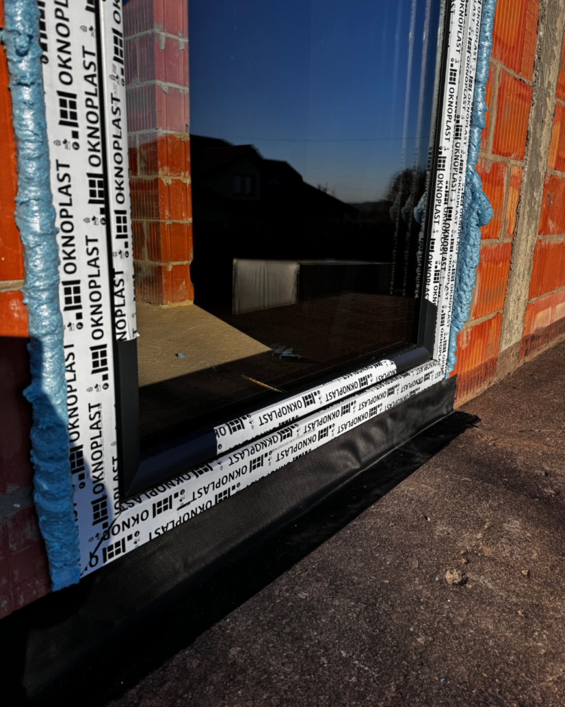 montaż okien w budynku wielorodzinnym