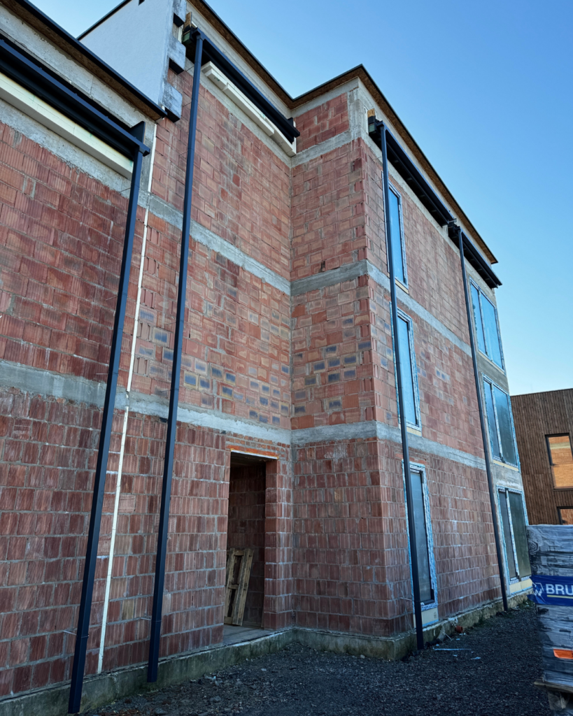 okna pcv oknoplast w budynku wielorodzinnym