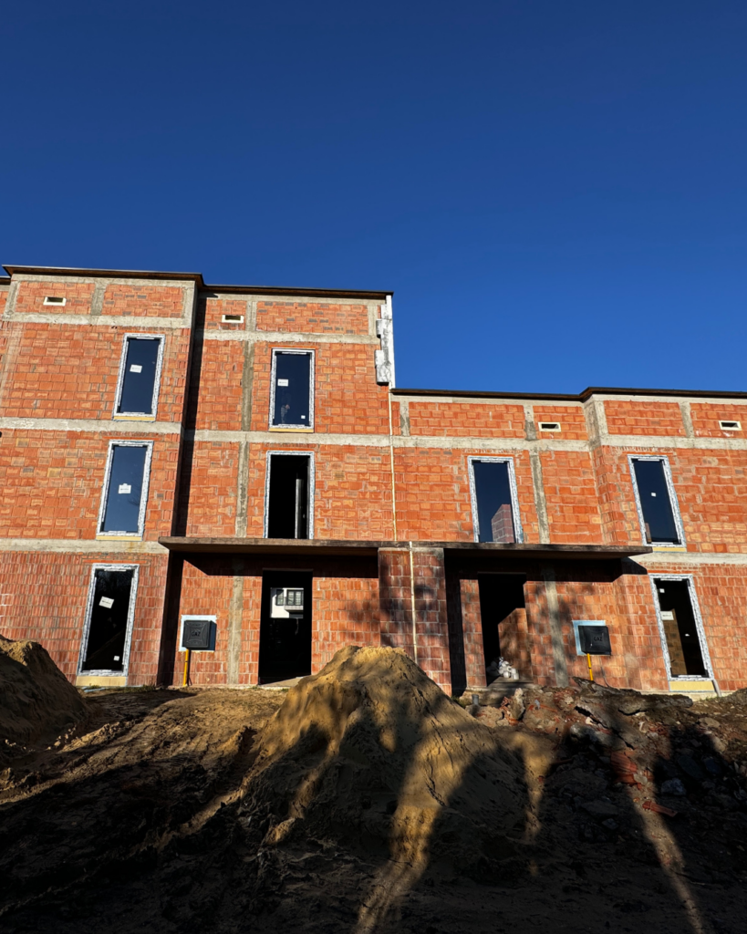 instalacja okien w budynku wielorodzinnym