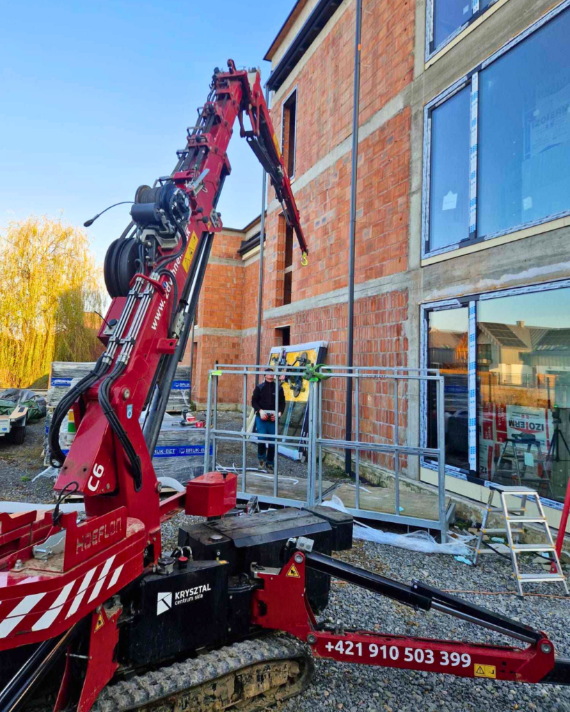 montaż okien z pomocą manipulatora w budynku wielorodzinnym